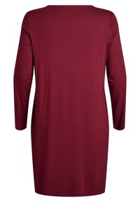 Burgundska tunika iz dolgo rokavo, z okroglim izrezom, gladko teksturo in srednje dolžine, primerna za priložnostno nošnjo.