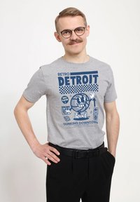 Šedé bavlněné tričko s modrým grafickým nápisem "RETRO DETROIT" a ilustracemi, krátké rukávy, kulatý výstřih a volný střih.