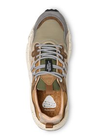 Sneaker mit einem Obermaterial aus verschiedenen Materialien in Beige, Grau und Olivgrün. Gepunktete Sohle, strukturierte Schnürsenkel und Korkeinlage.