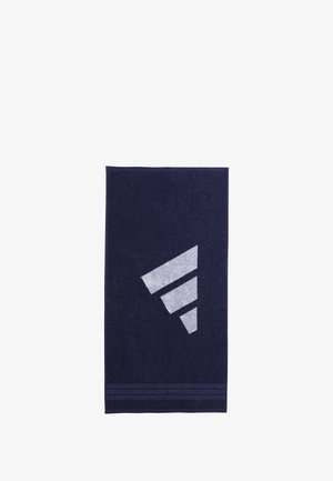 Granatowy ręcznik z srebrnym geometrycznym wzorem składającym się z trzech wznoszących się pasów i dwóch poziomych linii na dole. Miękka faktura.
