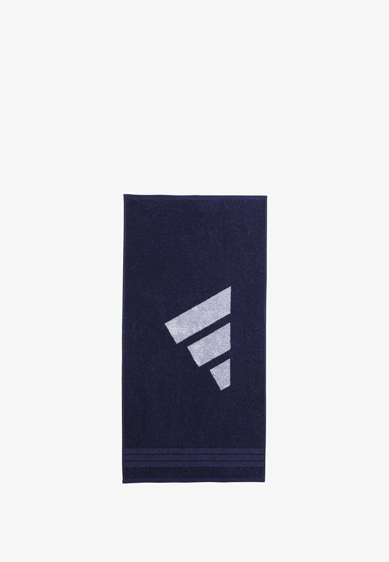 Granatowy ręcznik z srebrnym geometrycznym wzorem składającym się z trzech wznoszących się pasów i dwóch poziomych linii na dole. Miękka faktura.