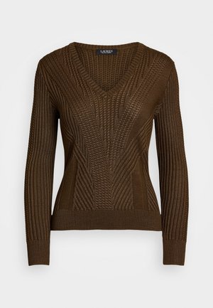 Brązowy sweter z dekoltem w serek, o ryflowanej fakturze i skomplikowanych wzorach dzianinowych; posiada długie rękawy i dopasowany krój.