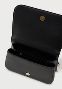 �Μαύρο textured δερμάτινο πορτοφόλι με ανοιχτή καπάκι, που διαθέτει χρυσό κλείσιμο με κουμπί και πολλαπλές θήκες καρτών στο εσωτερικό.