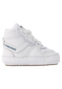 Witte leren high-top sneaker met veters, een gewatteerde kraag en een gestructureerde zool. Voorzien van een blauw logo en stikseldetails.