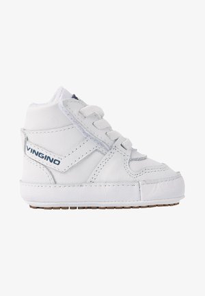 Witte leren high-top sneaker met veters, een gewatteerde kraag en een gestructureerde zool. Voorzien van een blauw logo en stikseldetails.