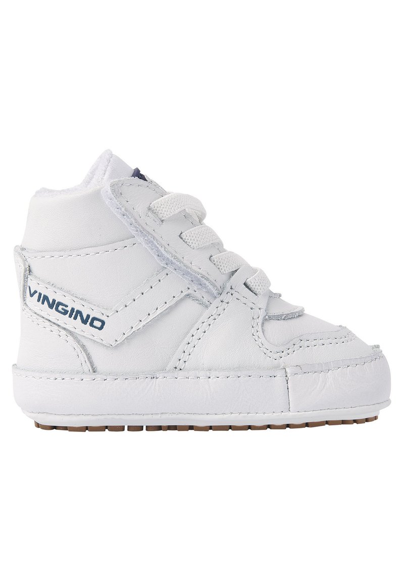 Witte leren high-top sneaker met veters, een gewatteerde kraag en een gestructureerde zool. Voorzien van een blauw logo en stikseldetails.