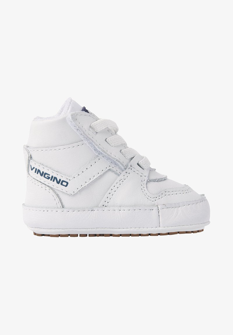 Witte leren high-top sneaker met veters, een gewatteerde kraag en een gestructureerde zool. Voorzien van een blauw logo en stikseldetails.