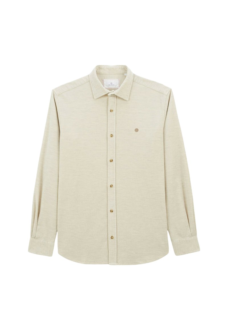 Chemise beige clair à manches longues en tissu doux avec un devant boutonné, une poche poitrine simple et des boutons beige, présentant une texture subtile.