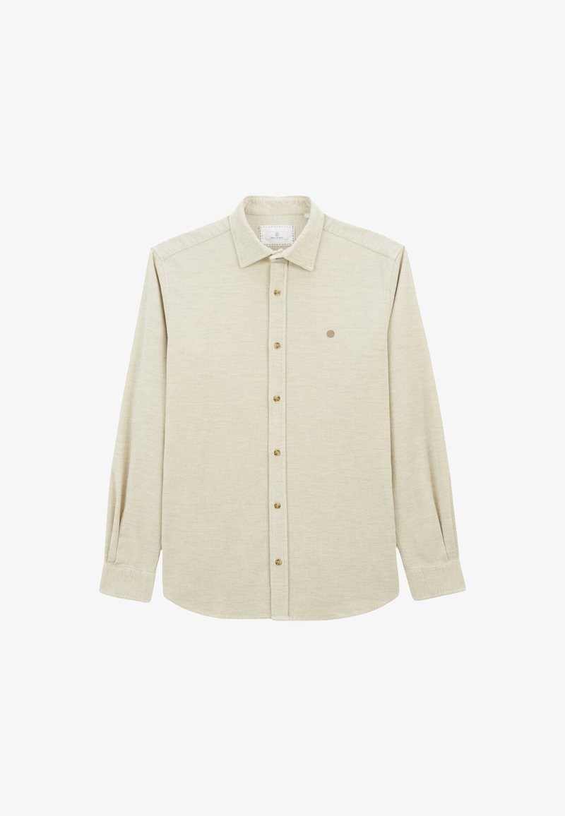 Chemise beige clair à manches longues en tissu doux avec un devant boutonné, une poche poitrine simple et des boutons beige, présentant une texture subtile.