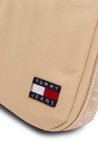 Tommy Jeans DAILY SHOULDER BAG - Torbica - gentle gold