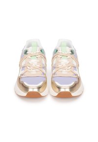 Sneakers con tomaia in rete viola chiara, dettagli dorati, sovrapposizioni in suede beige e dettagli verde menta. Suola in gomma spessa con finitura testurizzata.