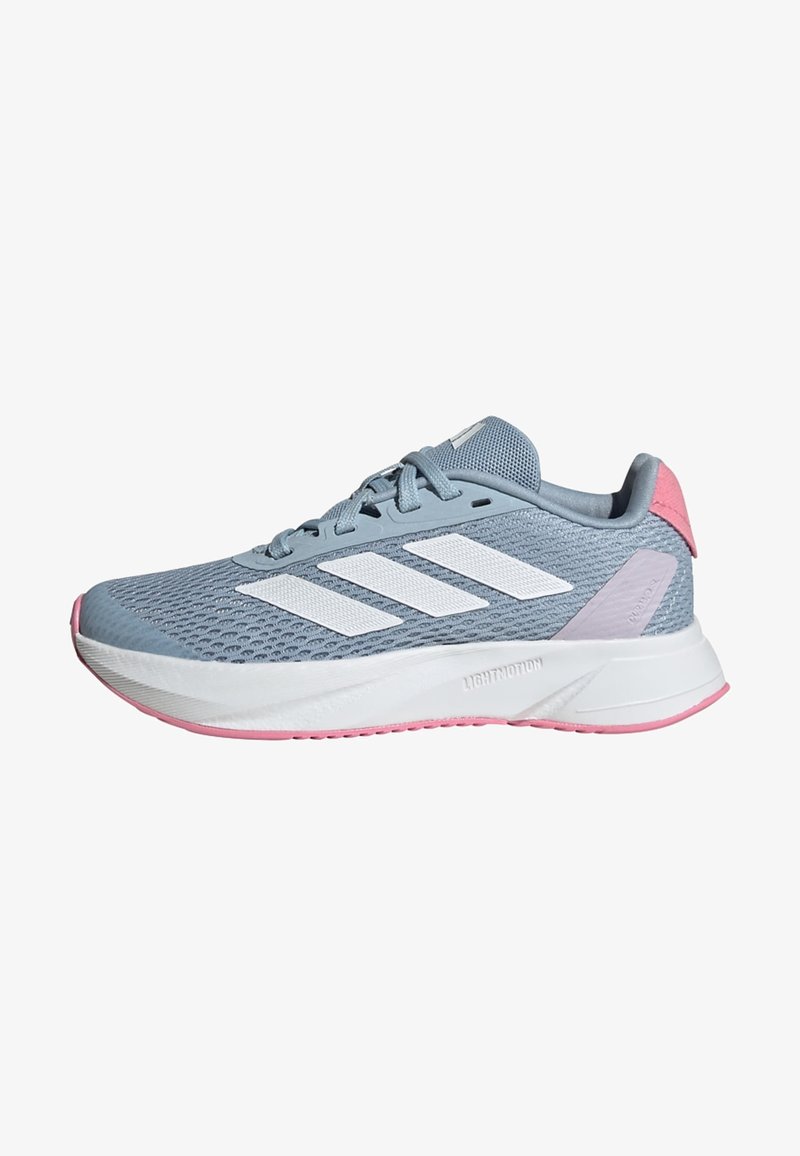 Zapatilla deportiva azul claro hecha de material de malla, con tres franjas blancas, acentos en rosa y una suela texturizada con una base blanca.