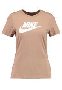 Beige bavlněné tričko s krátkým rukávem, které má výrazné bílé logo Nike a šev na hrudi. Klasický design s kulatým výstřihem.