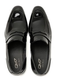 Mocassini in vernice nera con punta quadrata, dettagli di cucitura sottili e una finitura liscia. Logo impresso sulla soletta.