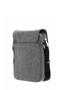 Borsa a spalla grigia in tessuto con pattina, tasca frontale e tracolla nera regolabile. Materiale testurizzato con una finitura liscia.