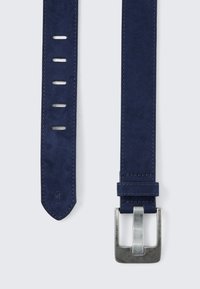 Námornícko modrý semišový opasok s obdĺžnikovou striebornou kovovou prackou a piatimi dierkami na úpravu. Hladký povrch so šitím pozdĺž okrajov.