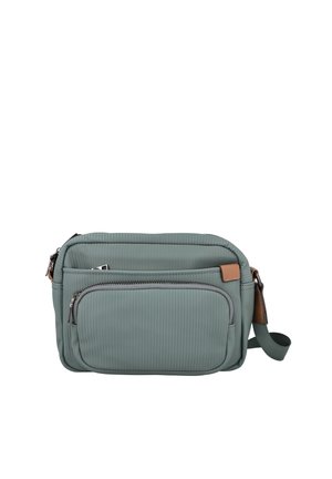 Bolso bandolera de tela verde con textura acanalada. Cuenta con dos bolsillos con cremallera y un detalle marrón en el lateral. Incluye correa ajustable.