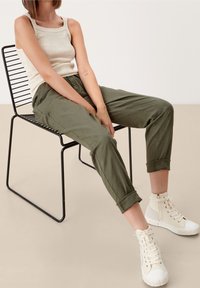 QS Pantalon classique - khaki
