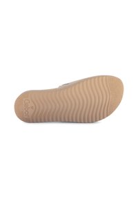 Suola della sandal Gabor, materiale in gomma color sabbia con una texture ondulata. Presenta il logo del marchio e l'impronta della taglia. Forma leggermente arrotondata all'estremità delle dita.