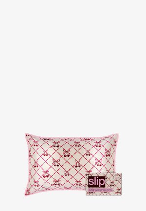 Silkepudebetræk i hvid med pink kant, har et diagonalt gittermønster med røde sløjfer og kirsebær, leveres med mærkevareindpakning.