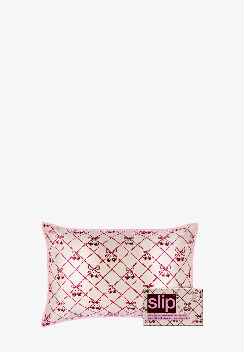 Silkeputetrekk i hvitt med rosa kant, har et diagonalt rutenettmønster med røde sløyfer og kirsebær, inkluderer merkevareemballasje.