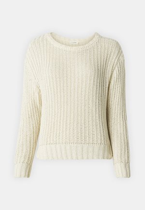 Lys kremfarget strikket genser med rund hals, ribbestrikket kant og en løs passform med synlig tekstur fra det åpne strikkedesignet.