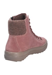 Stivaletto alla caviglia in suede color rosa con colletto in feltro marrone morbido, punta tonda, suola in gomma testurizzata e design con lacci per una vestibilità sicura.