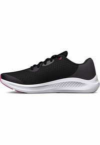 Chaussure de sport noire avec un dessus texturé, semelle intermédiaire blanche et accents roses. Présente un design épuré et une semelle extérieure en caoutchouc plate pour la stabilité.