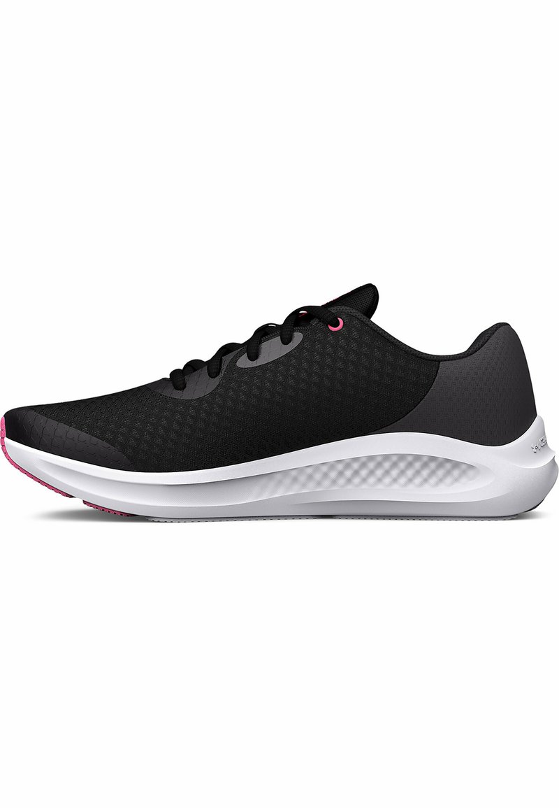 Chaussure de sport noire avec un dessus texturé, semelle intermédiaire blanche et accents roses. Présente un design épuré et une semelle extérieure en caoutchouc plate pour la stabilité.