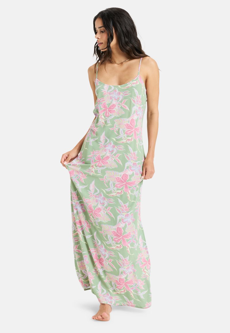Vestido maxi hecho de una tela ligera, con una base verde y grandes patrones florales en rosa, además de finas tirantes ajustables.