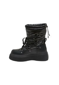 Černé polstrované kotníkové boty s kulatou špičkou, šněrováním, kovovými detaily a silnou vroubkovanou podrážkou. Povrch má lesklý finiš.