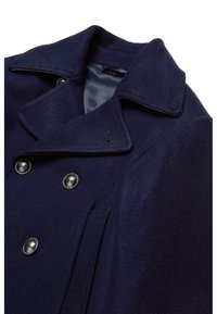 Námořnický kabát z vlněné směsi s dvojitým zapínáním, velkým špičatým límcem, kovovými knoflíky a boční kapsou. Hladká podšívka.