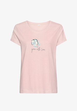 Heleroosa lühikeste varrukatega T-särk, millel on sinise ja valge lille graafika ning esiküljel kursiivis kiri "grow with Love".