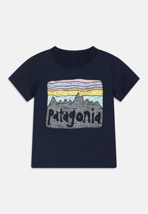 Navy Baumwoll-T-Shirt mit einem bunten Berglandschafts-Graphic und dem Wort "Patagonia" in fetten schwarzen Buchstaben. Kurze Ärmel, Rundhalsausschnitt.