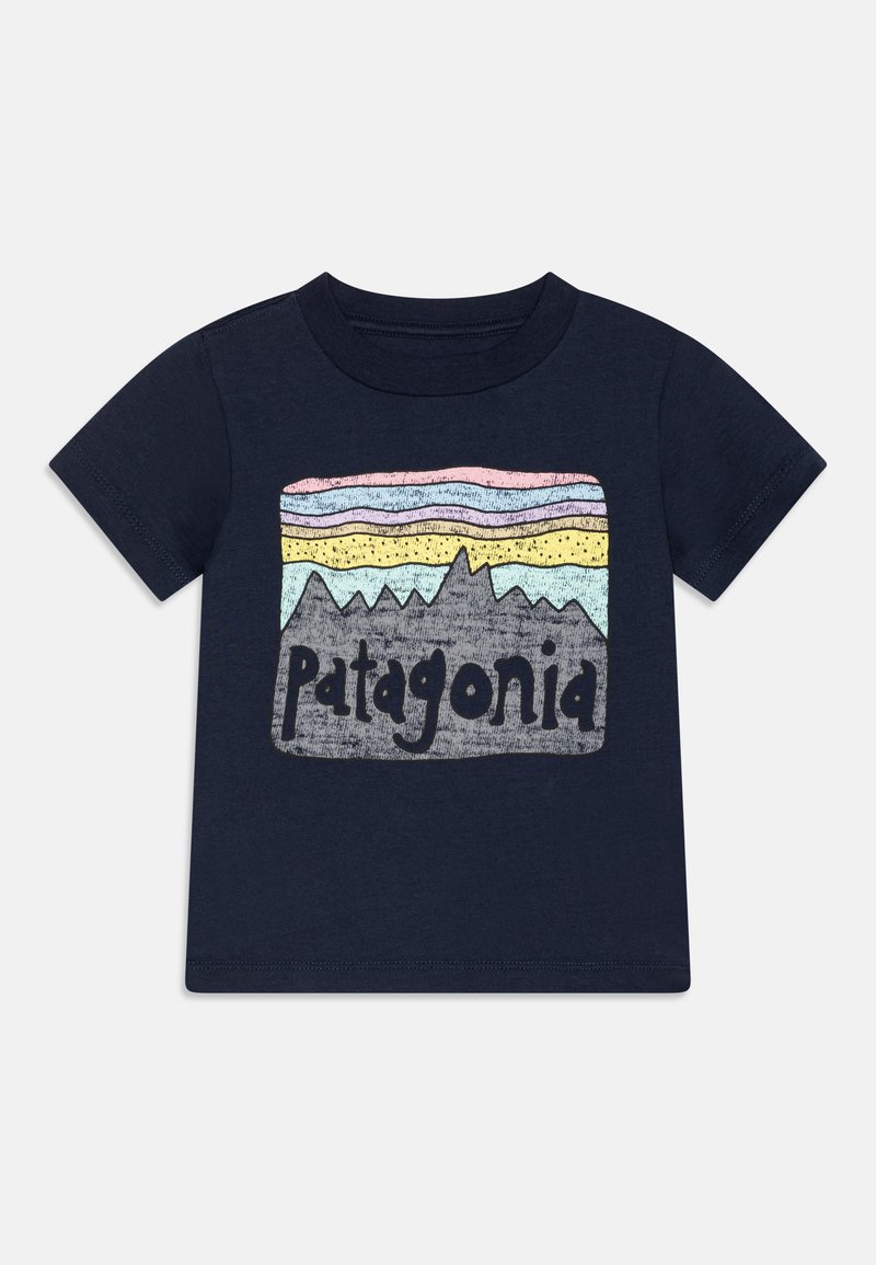 Navy katoenen t-shirt met een kleurrijke berglandschap graphic en het woord "Patagonia" in dikke zwarte letters. Korte mouwen, ronde hals.