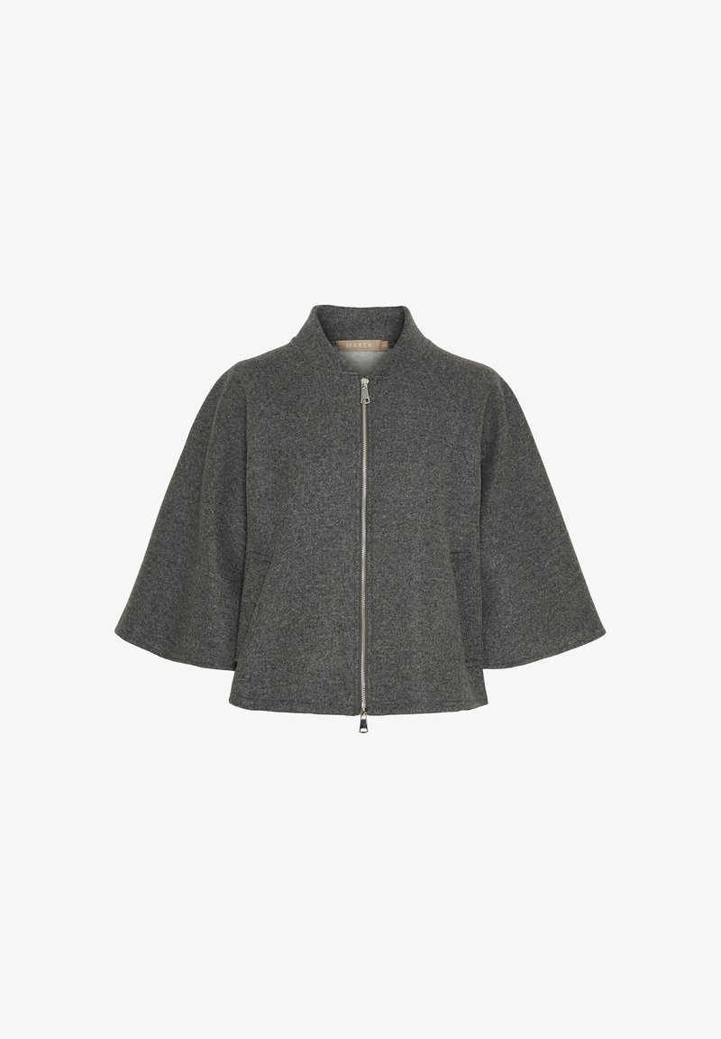 Grå uldjakke med høj krave, lynlås foran og brede, kappeagtige ærmer. Har en tekstureret finish og et minimalistisk design.