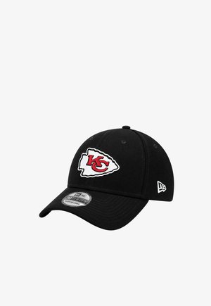 Czarna czapka baseballowa z logo Kansas City Chiefs w czerwono-białych kolorach z przodu oraz logo New Era po boku.