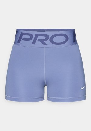 Heledad sinine sportlikud lühikesed püksid, millel on lai tumesinine vöökoht, millel on kiri "PRO", valmistatud venivast kangast, millel on sile tekstuur. Valge logo aksent.