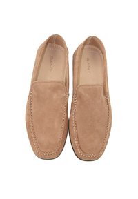Braune Wildleder Slipper mit runder Zehenform, kontrastierenden Nähten und dezentem geprägt Logo auf der Innensohle. Flache Gummisohle.