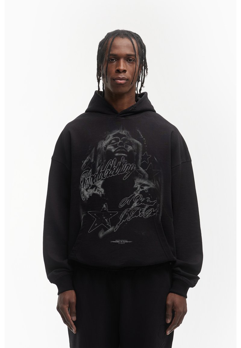 Felpa con cappuccio nera caratterizzata da una stampa grafica con stelle e testo. Vestibilità rilassata con polsini a costine e tessuto testurizzato.
