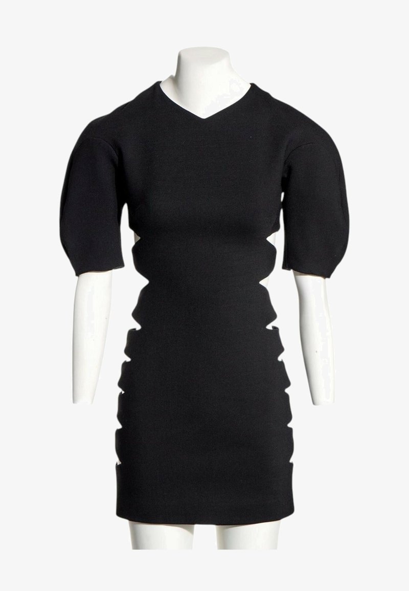 Robe noire à manches courtes avec manches bouffantes et découpes latérales festonnées sur un buste de mannequin blanc sur fond blanc.