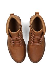 Botas de tobillo de cuero marrón con textura lisa, punta redonda y cordones en contraste; cuentan con cremallera lateral y forro acolchado.