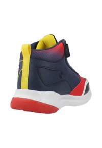 Scarpe sportive con tomaia blu navy, dettagli rossi e bianchi, un tab di aiuto al tallone giallo, rete testurizzata e suola bianca imbottita.