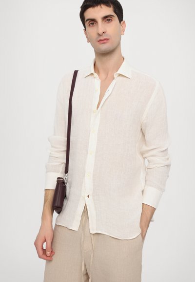 120% Lino LONG SLEEVE MEN SLIM FIT - Skjorta - milk