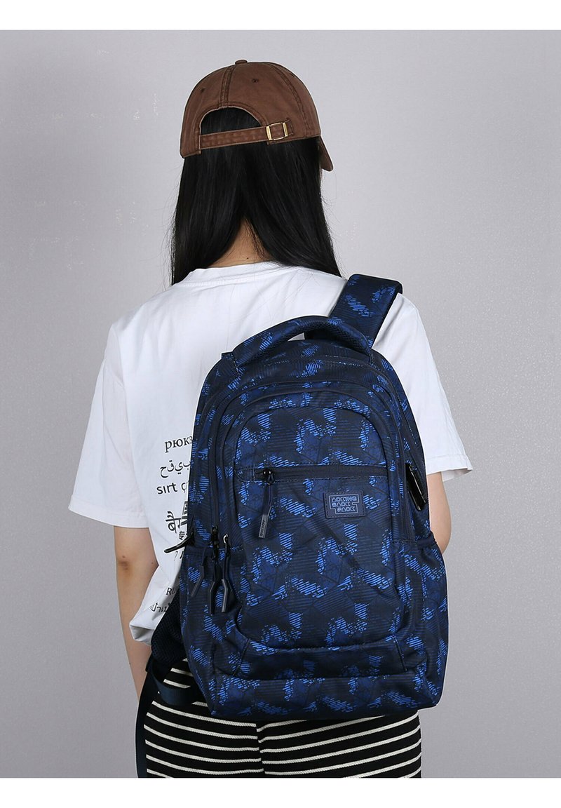 Zaino blu navy con motivo geometrico, numerosi scomparti, spallacci imbottiti e base rinforzata, adatto per l'uso quotidiano.