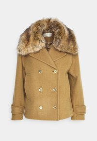 Manteau camel croisé avec large col en fausse fourrure, manches longues, deux poches latérales et poignets boutonnés sur fond blanc.