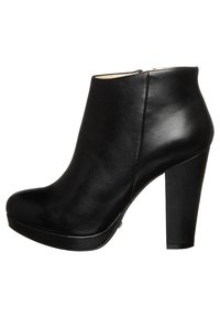 Svarta läderankelstövlar med rund tå, hög klack och sidodragkedja. Slät yta utan synliga mönster.