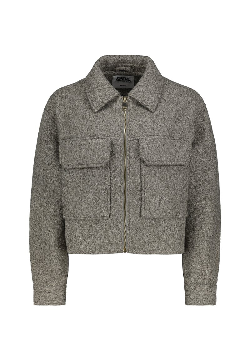 Gray cropped jacket made of textured wool, featuring a collared neck, gold zipper, and two front pockets with flap closures.