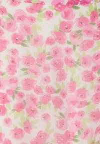 Tejido ligero con un fondo blanco que presenta un patrón floral en rosa y hojas verdes. El diseño tiene una apariencia suave y texturizada.