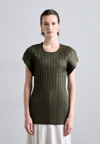Olivengrünes, plissiertes Oberteil mit Rundhalsausschnitt, kurzen Ärmeln und figurnaher Silhouette. Texturiertete Stoff verleiht dem Design Tiefe.